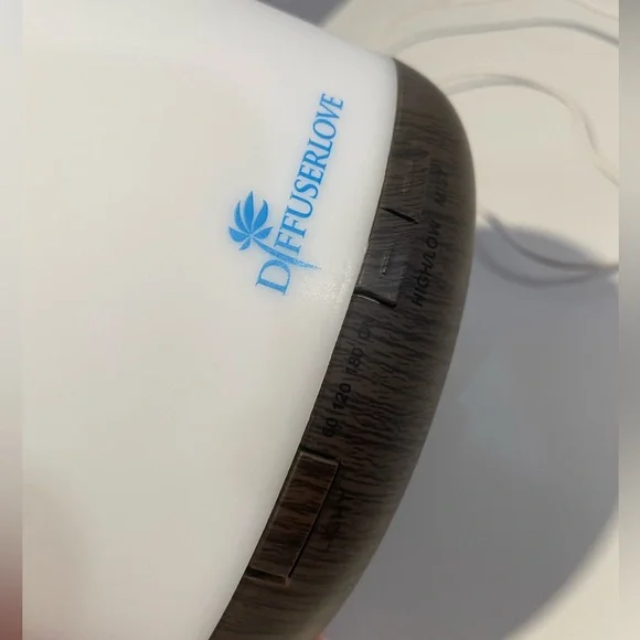 White Essential Oil Diffuser - Picture 2 of 4